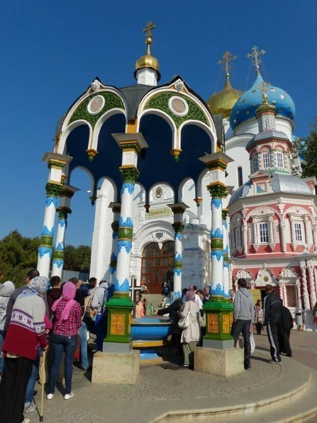 Звенит родник. Троице-Сергиева Лавра Родник. Родник в Лавре Сергиев Посад. Троице СЕРГИЕВСЕАЯ ДАВРВ Родник. Родник за Троице Сергиевой Лаврой.