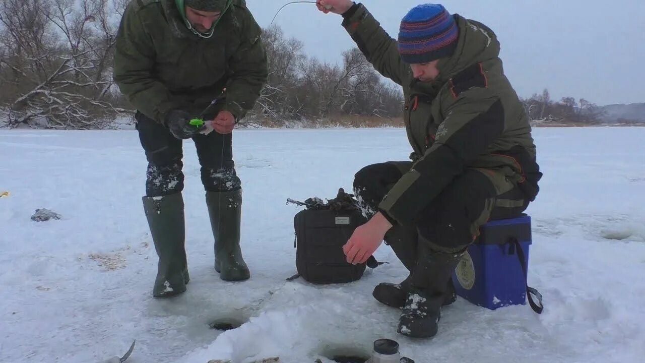 Ловля со льда видео. Зимняя рыбалка в Мотыгино. Зимняя рыбалка на белом озере в Косино. Подводная рыбалка зимой. Рыбалка это здорово.