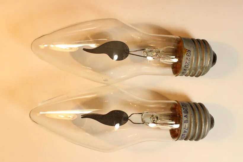 включи обе лампы. лампа накаливания.