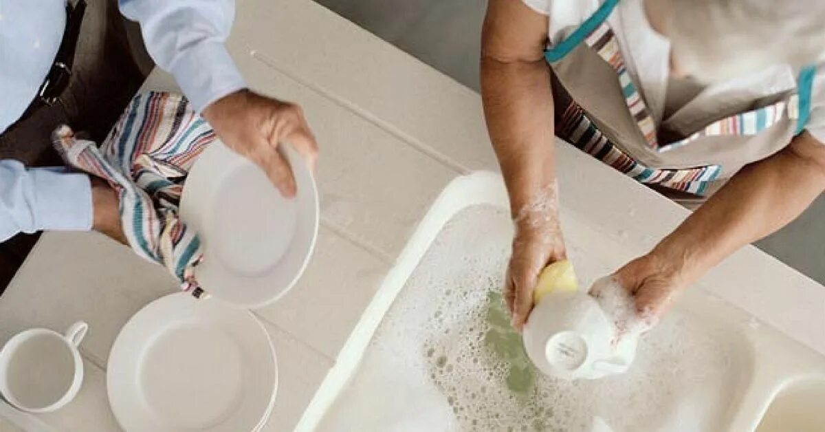 Helen wash the dishes for fifteen minutes