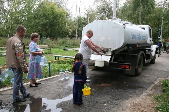 Цистерна питьевой воды. Цистерна для питьевой воды. Подвоз воды автоцистернами. Машина для подвоза воды. Машина с питьевой водой.