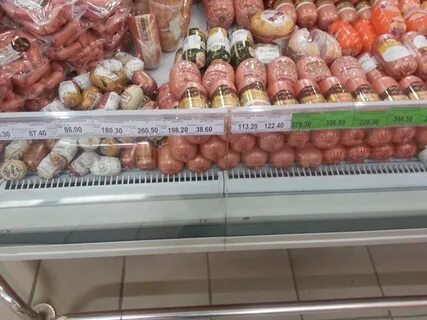 Ассортимент колбасы в магазине
