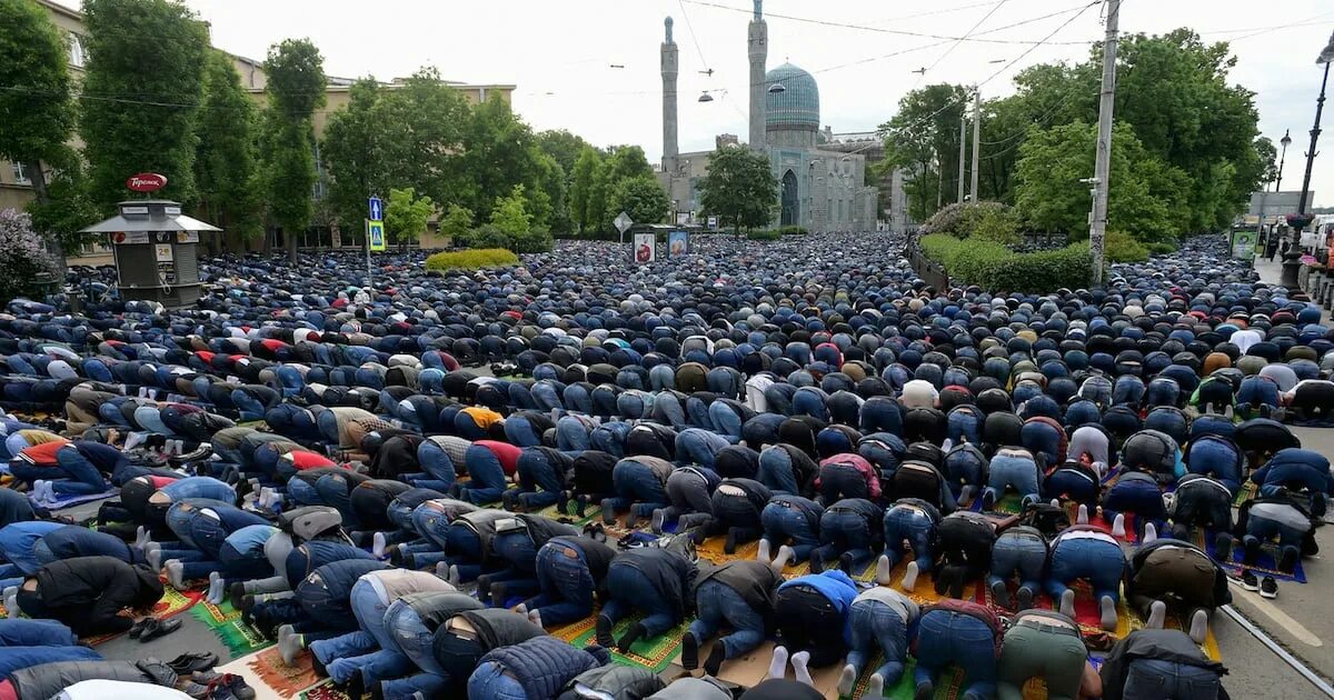 Байрам в петербурге. Ураза байрам в санкт петербурге. петербург ураза байрам мечеть. ураза байрам горьковская.