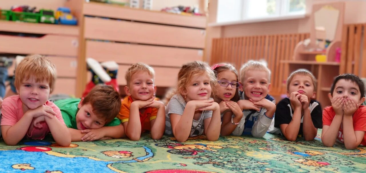 До скольки лет садик. Маленькие дети в садике. Фотосессии в садике группой детей. Европейский детский сад с детьми. Картинка дети в детском саду.