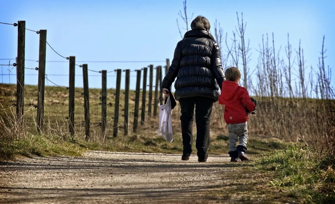 Одинокая мама друга. Одинокие родители с детьми. Женщина с ребенком. Одинокий ребенок.