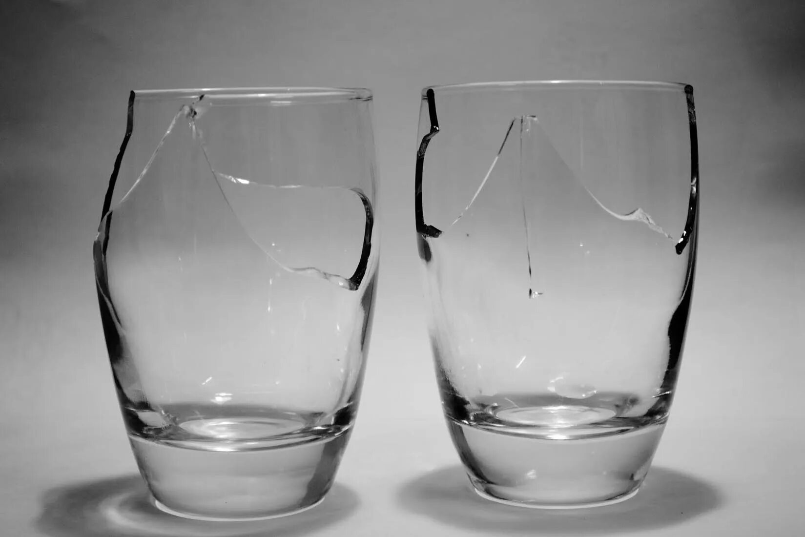 Портит стекло. Стеклянные предметы. Стеклянная посуда. Стеклянный бокал. Разбитая стеклянная посуда.