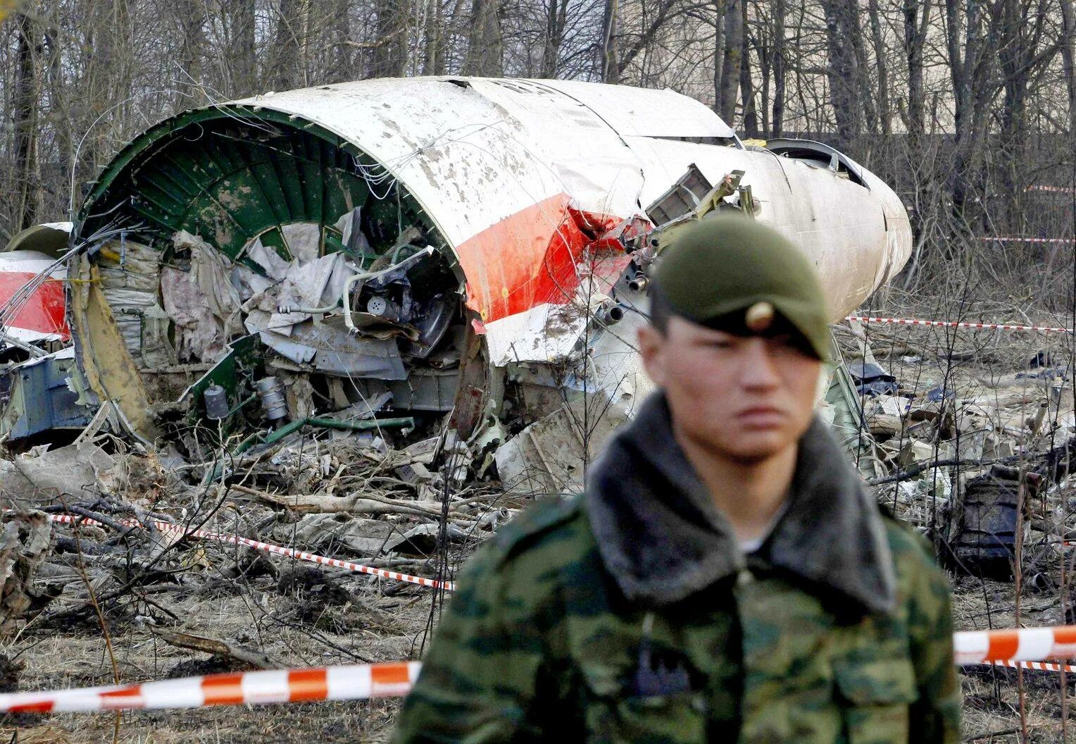 Под 2010. Смоленск лех качиньский катастрофа. катастрофа ту-154 в смоленске. катастрофа под смоленском ту-154. катастрофа ту-154 в смоленске 2010.