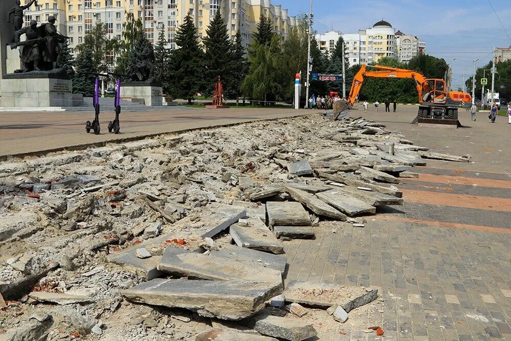 Гранит на площади Партизан в Брянске. Памятник на площади Партизан в Брянске. Старый Брянск площадь Партизан. Фонтан на площади Партизан Брянск. Ремонт пл