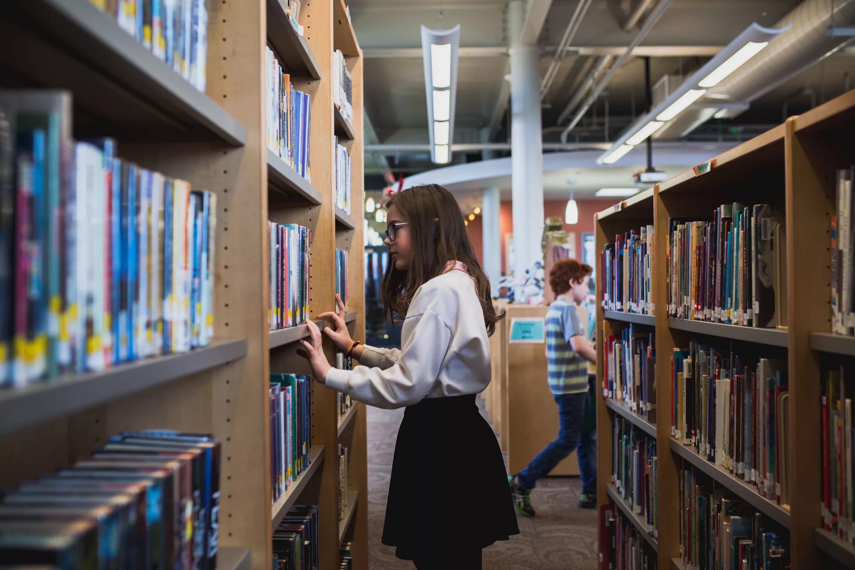 This is our library. Школьная библиотека. Библиотека в школе. Книгохранилище в школе. Посетители библиотеки.