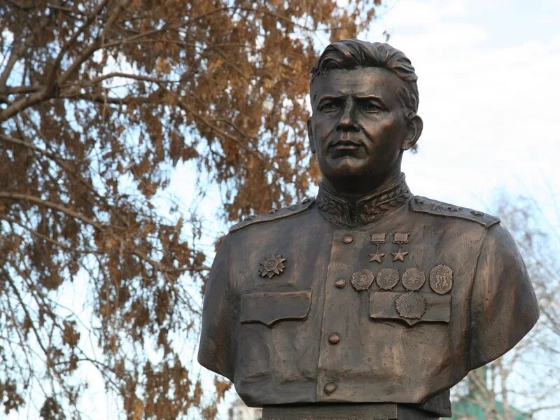 П к ление. Бюст Сталина дважды герой советского Союза.