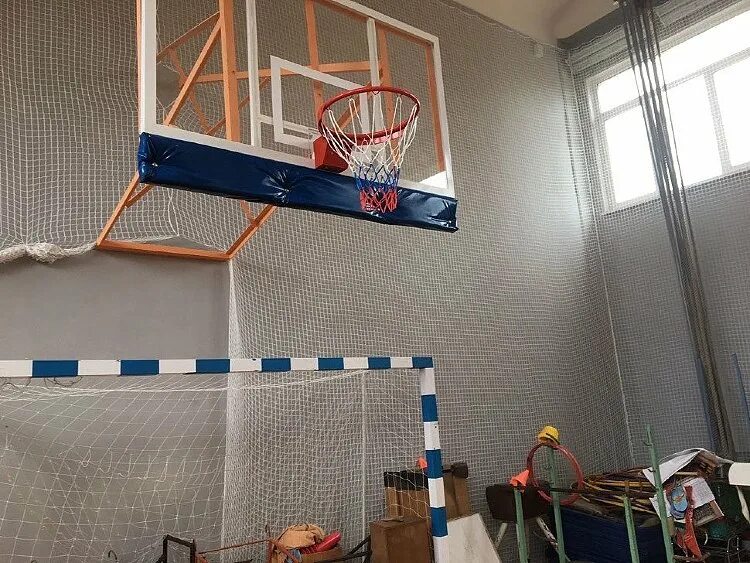 Крепится баскетбольное