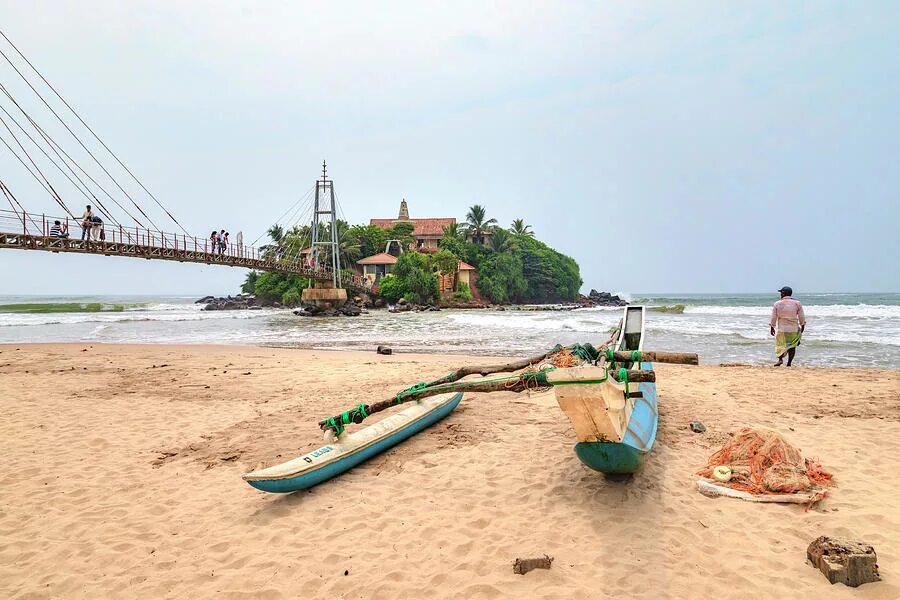 Матара шри. Matara Sri Lanka. Матара хамаловна. Matara Paravi Duwa. Paravi Duwa Matara храм фото.