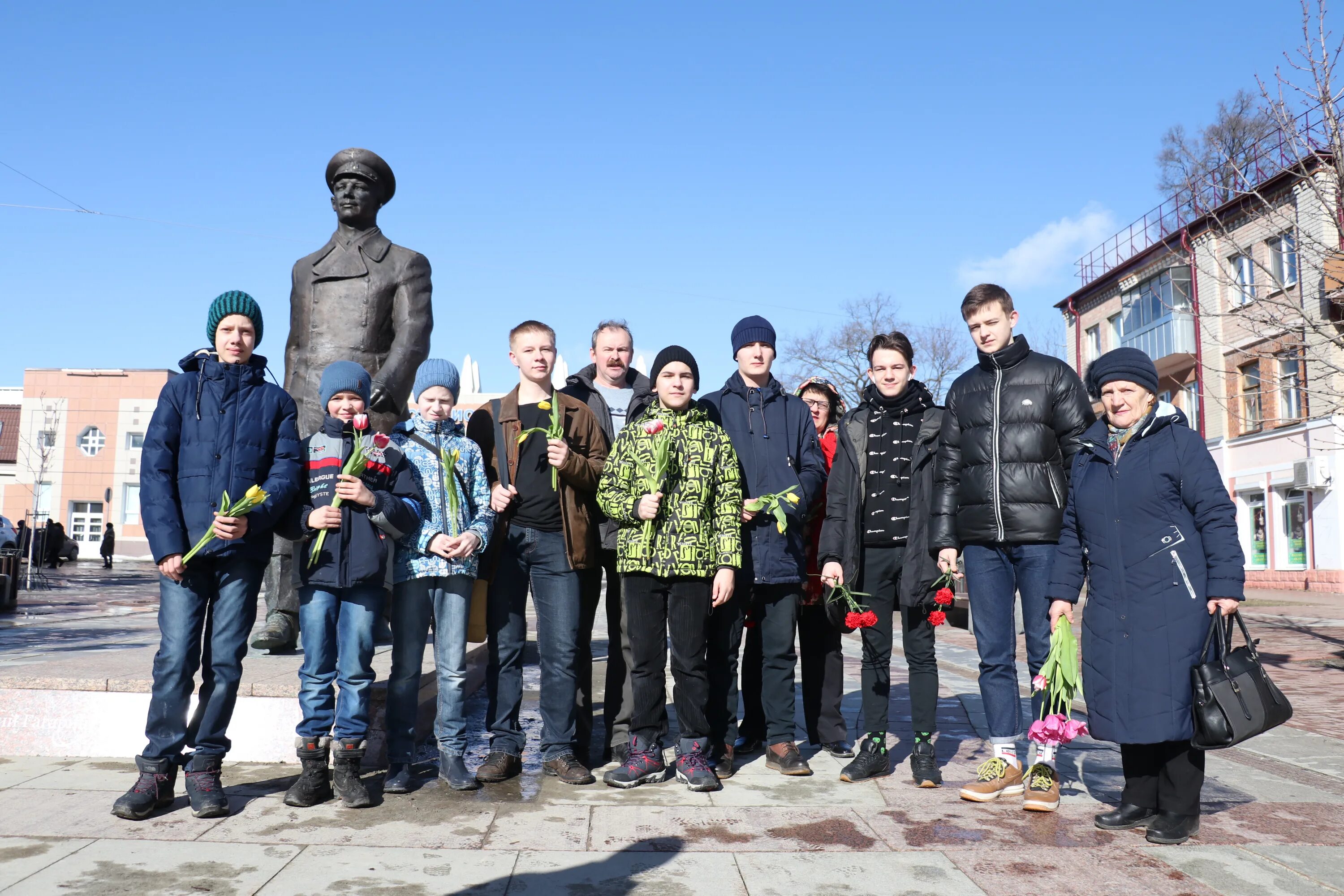 Мероприятия в гагарине сегодня. Памятник Гагарина Брянск. Памятник Юрию Гагарину (Брянск). Брянск памятник Гагарину бульвар. Г. Брянск ДДЮТ им. ю.а. Гагарина.