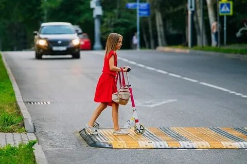 Как переходить дорогу с самокатом