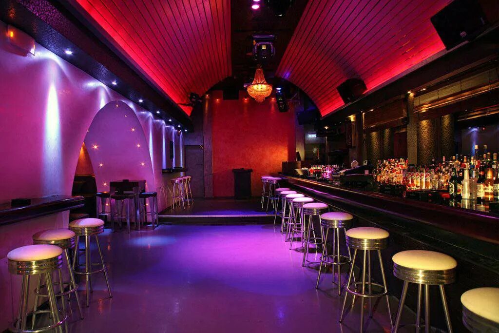 Караоке ресторан. Кафе с танцполом. Дискотека помещение. Клубный интерьер. Бар с танцполом.