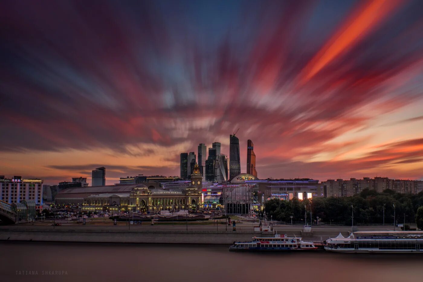 Рассвет над москвой рекой москва сити. Москва вечер весна. Закат над городом. Реки москвы. Московский закат.