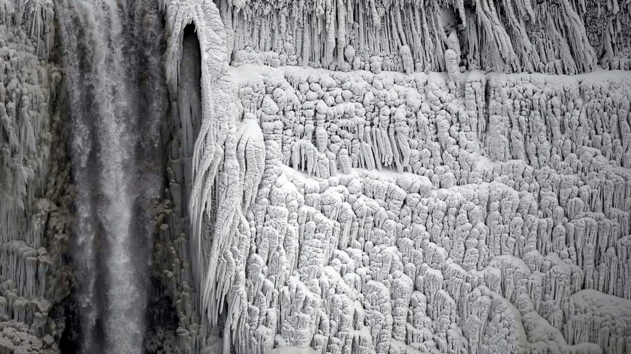 Невероятное количество. Ниагарский водопад замерз. Ниагарский водопад замерз 2014 фото. Ниагарский водопад замерз фото. Ниагара замерзла.