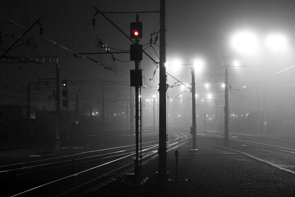 Перрон ночью. Ночная железная дорога. Вокзал в тумане. Железная дорога ночью.