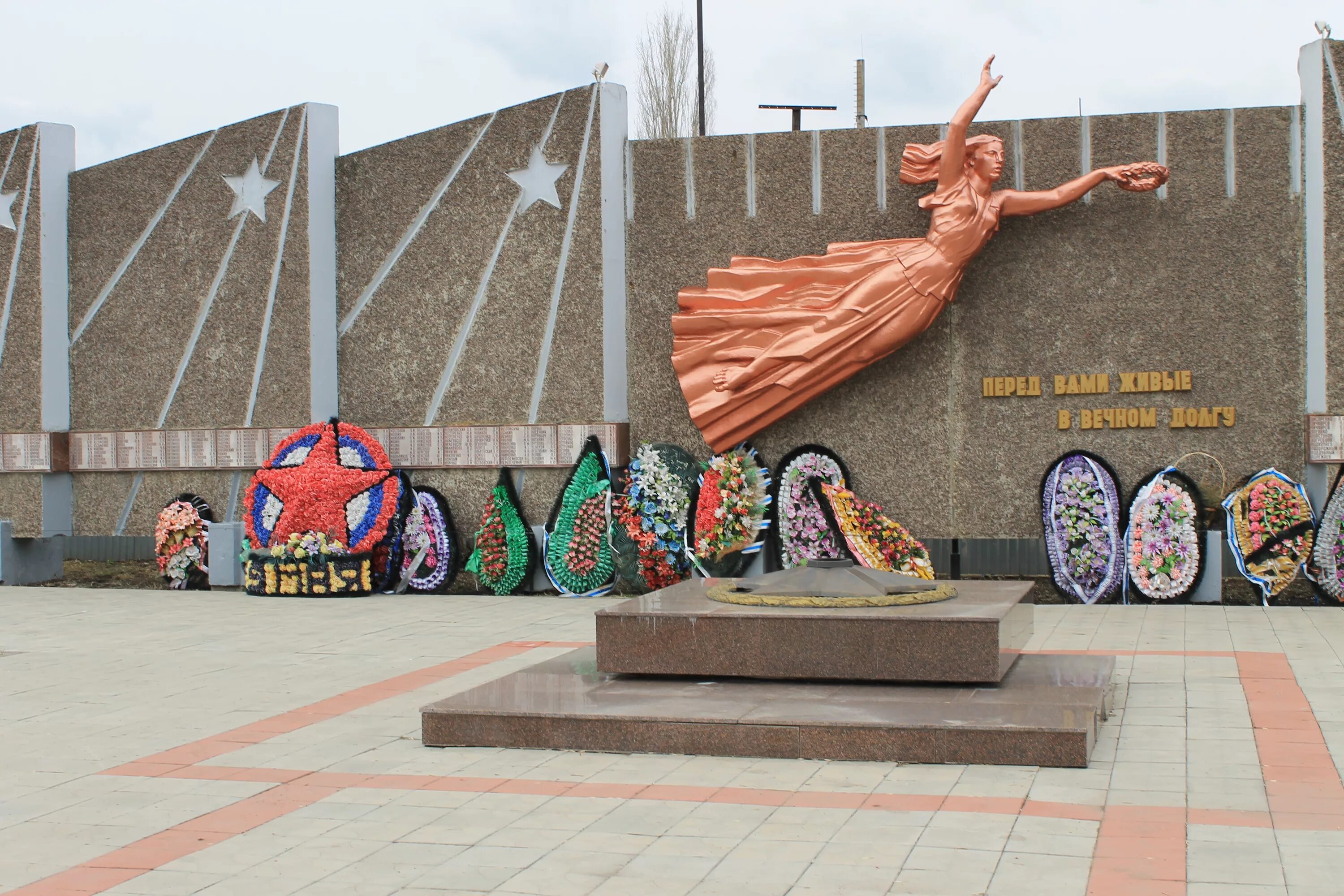 Памятники в таловой воронежской области. Обелиск заволжск. Мемориальный комплекс вечный огонь альметьевск. Памятники и обелиски великой отечественной войны в россии. Мемориальный комплекс павшим воинам в вов.
