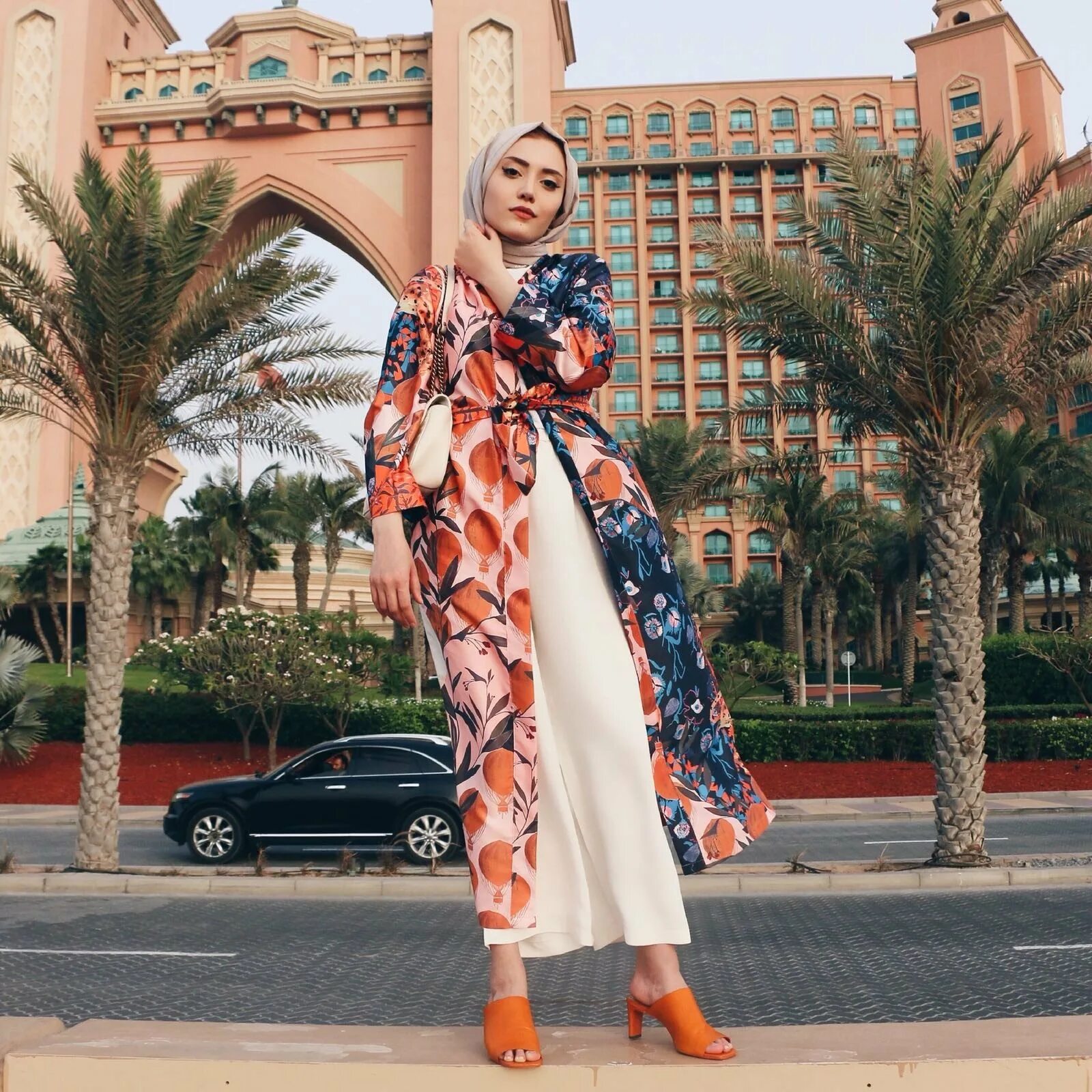 В какой одежде дубай. Женская одежда в Дубае. Арабские эмираты одежда для женщин. Дубайские платья. Одежда для девушек в Дубае.