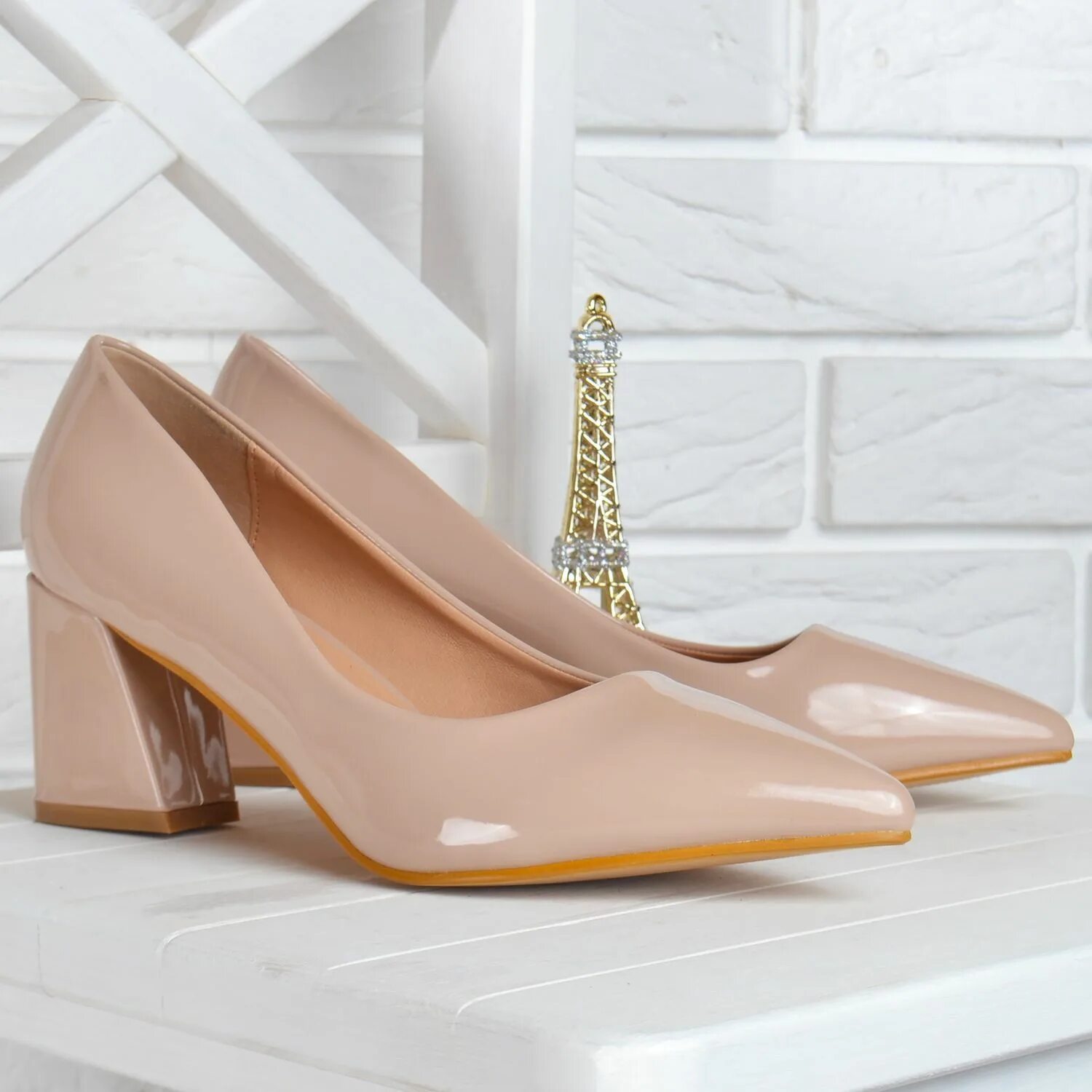 Туфли бежевые на невысоком каблуке. Massimo dutti лодочки бежевые. Туфли бежевые лориблу на низком каблуке. Бежевые туфли sergio rossi. Бежевые туфли на низком каблуке.