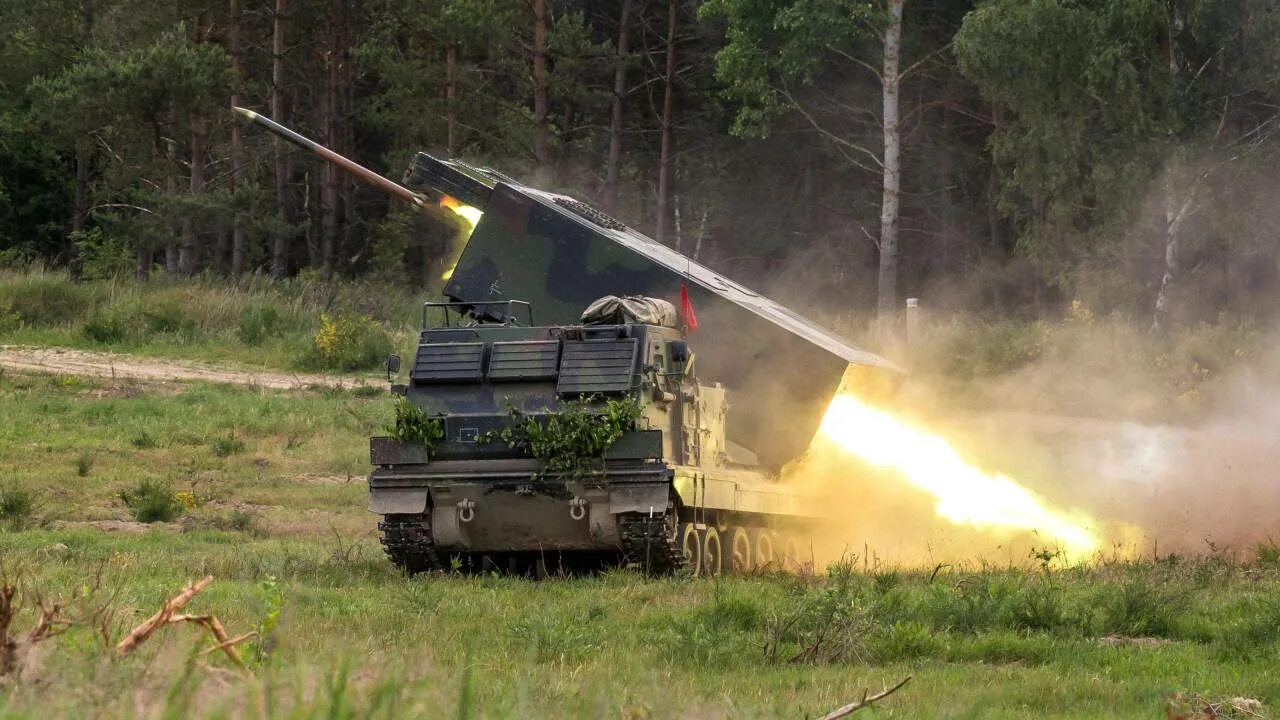 Реактивных систем залпового огня mlrs. M270 mlrs. рсзо m270. реактивная система залпового огня м270.