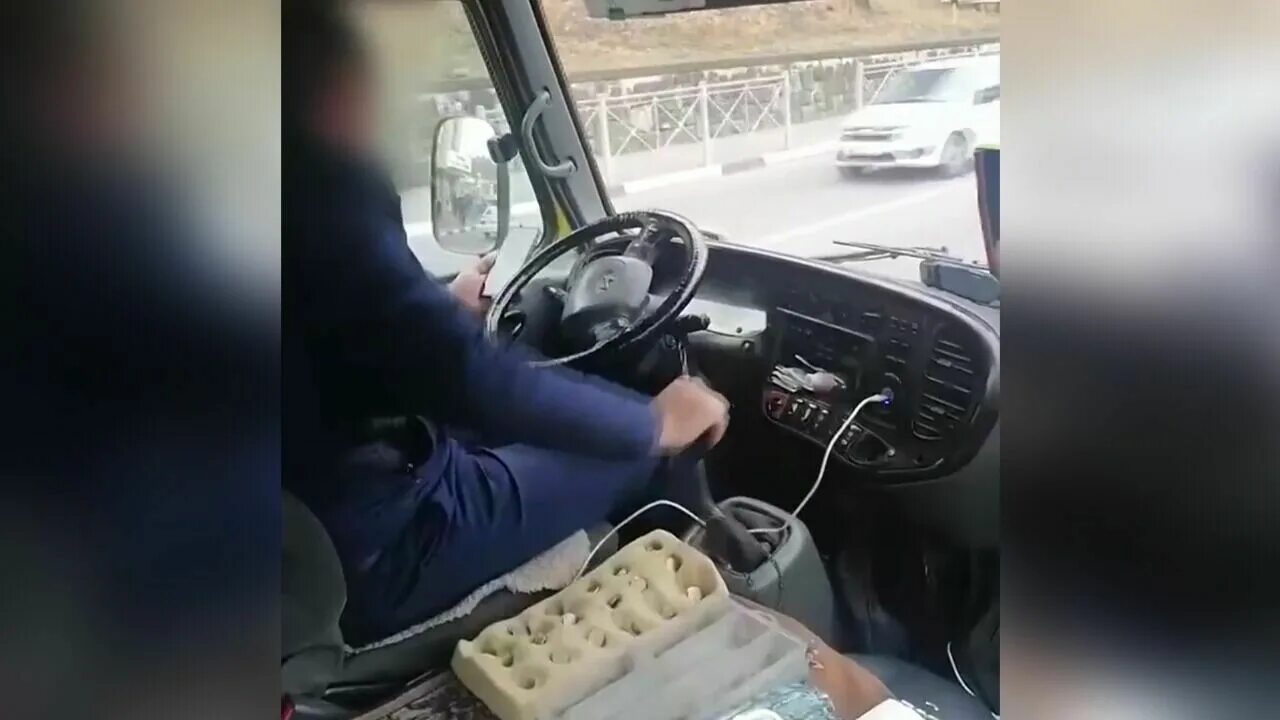 Водитель автобуса видео. Водитель автобуса. водитель маршрутки. панно водитель автобуса своими руками. водитель маршрутки спиной.