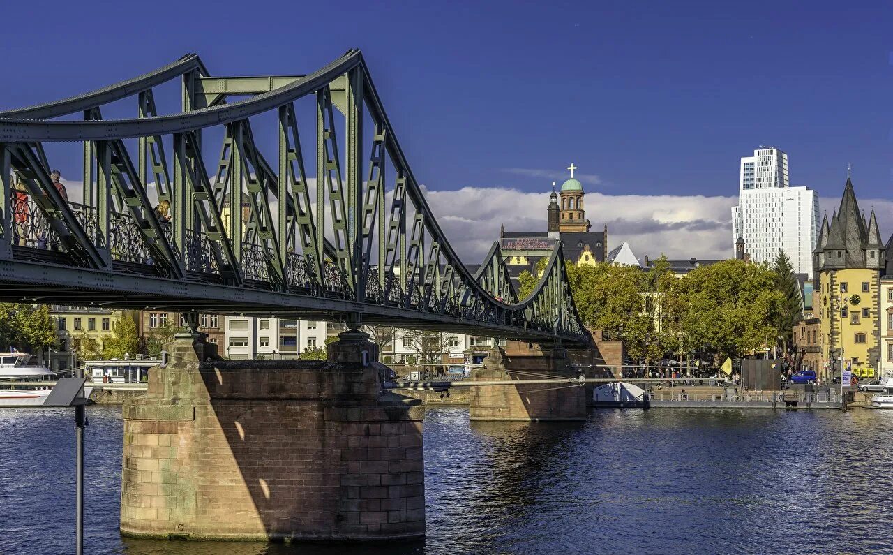 Майн река. Мосты Франкфурт на Майне. Мост «Eiserner steg» во Франкфурте. Мост Айзернер Штег во Франкфурте-на-Майне. Гамбург мосты.