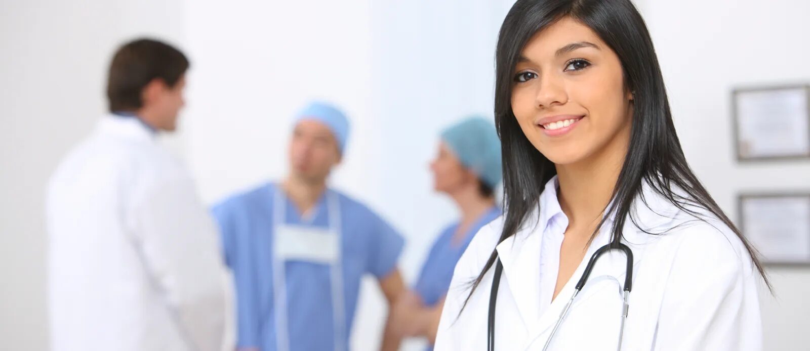 Врач и коллеги фото. Фотосессия врача. Medical care service. Медикал туризм. Medical care service.