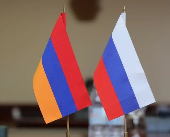 Армянский и российский флаг. Флаг армении. Армяно русский. Армяно русский. Армяно русский.
