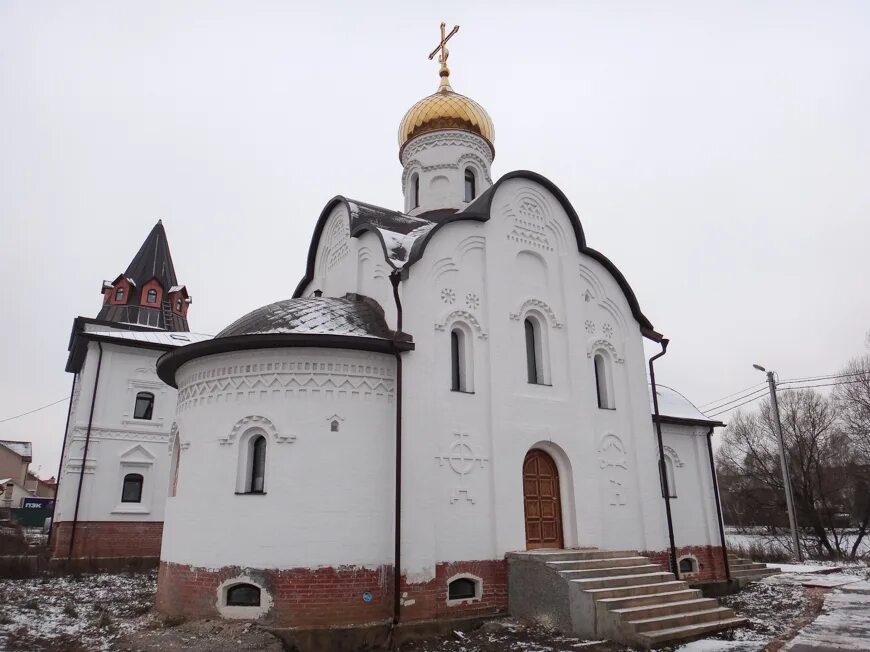 Храм в белых столбах московской области. Храм в белых столбах. Храм иоанна кронштадтского домодедово. Храм иоанна кронштадтского в белых столбах. Храм иоанна кронштадтского в белых столбах.