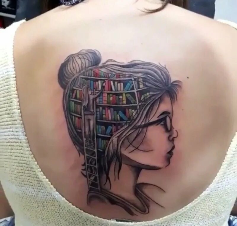 Тату книжки. Тату книжки. Тату путешествия. Татуировка девушка с книгами. Тату книга.