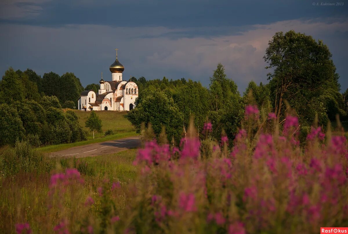 Вдали виднеется церковь