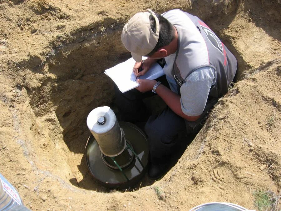 геотехнический мониторинг термометрические скважины. мониторинг подземных вод. гидрогеологические наблюдения. схема трубчатого колодца скважина. отбор проб воды из скважины.