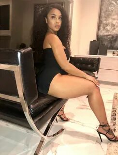 Curvy latina