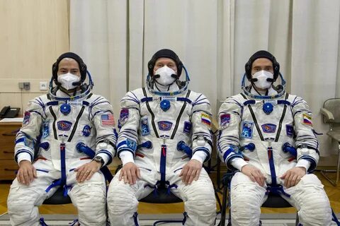 Сколько космонавтов в мире побывало в космосе