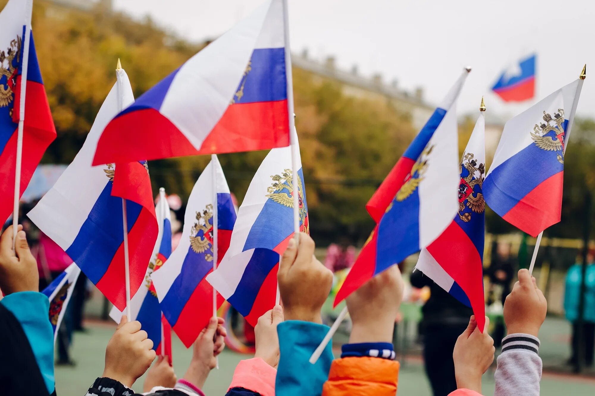 Патриотизм в государственной политике россии. Государственный патриотизм. Россия патриотизм. Патриотизм картинки. Люди с флагами России.