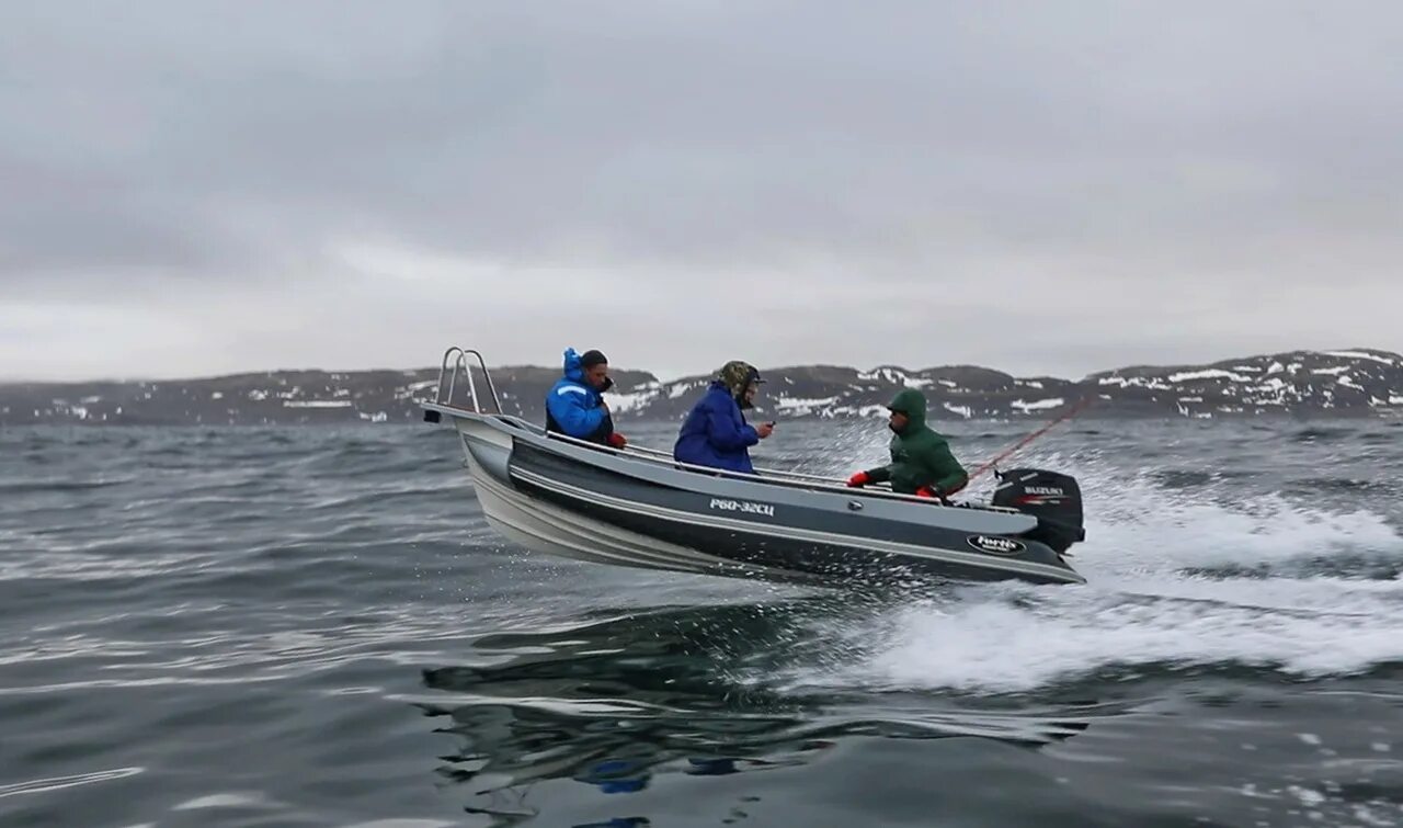 Маломерное судно в баренцевом море. Остров кильдин маяк. Баренцево море подводник. Баренцево море лодка. Кольский залив баренцева моря.