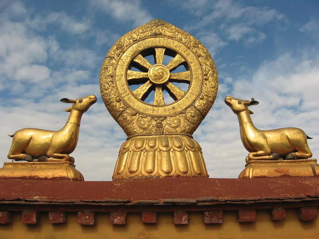 Дхарма в индии. Символ буддизма Дхармачакра. Колесо Дхармы Будды. Колесо Дхармачакра буддизм. Колесо Дхармы символ буддизма.