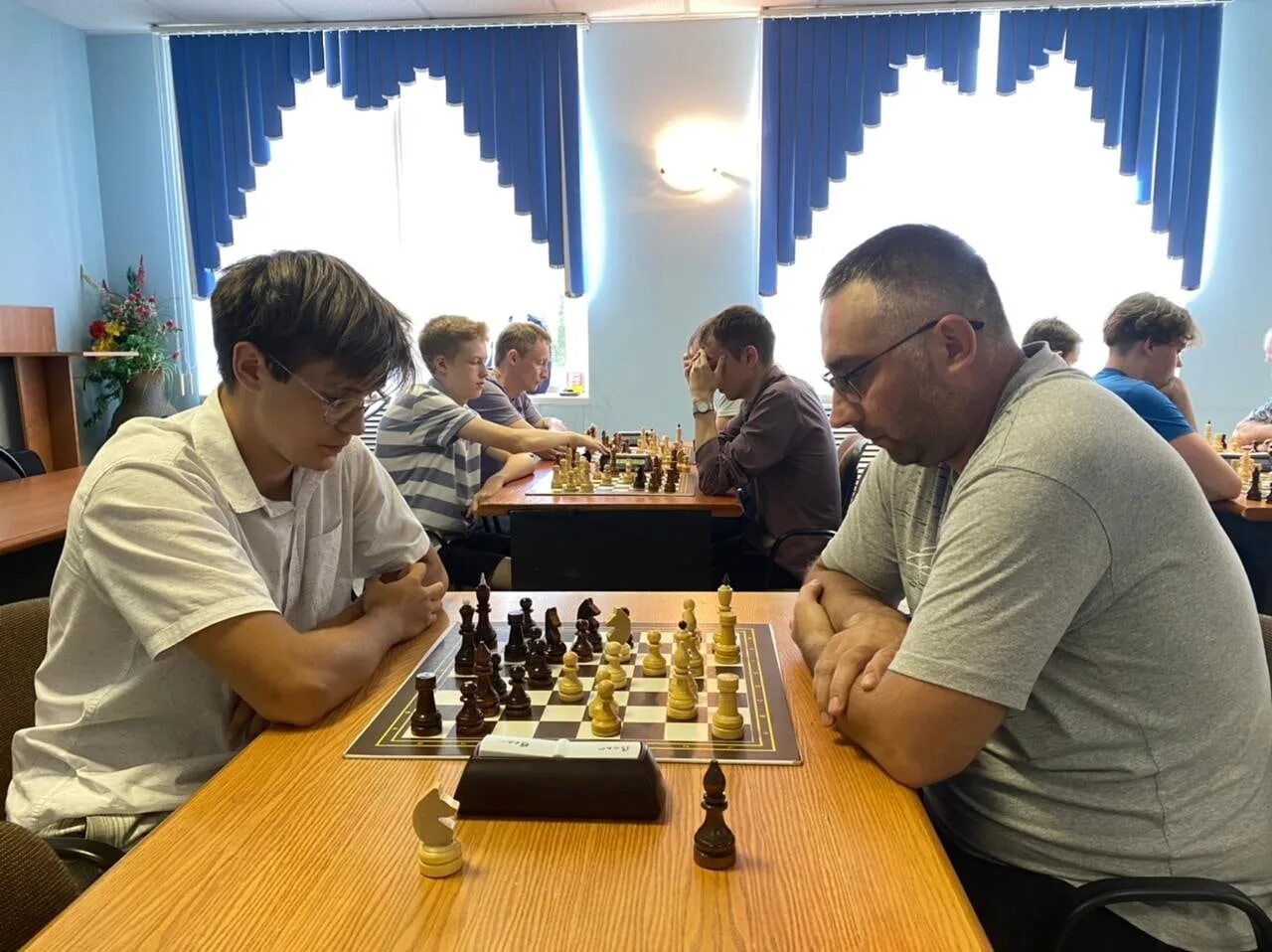 шахматный журналист. первенство по шахматам арт. чемпионат мира по рапиду по шахматы. чемпионат мира по шахматам в грузии 2022 фото. чемпионат по быстрым шахматам.