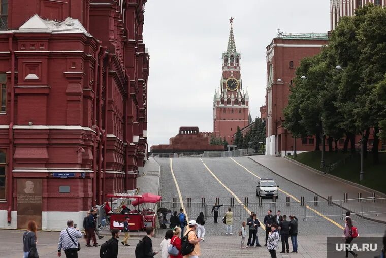 Москва усиленные меры. Красная площадь. Красная площадь фото. Московские часы на красной площади. Люди на красной площади.