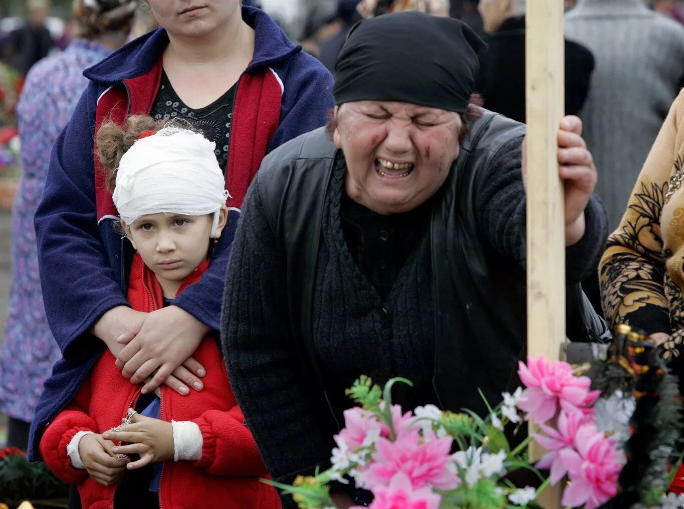 Поминки ребенка. Беслан 2004 похороны погибших. Похороны детей в Беслане 2004.