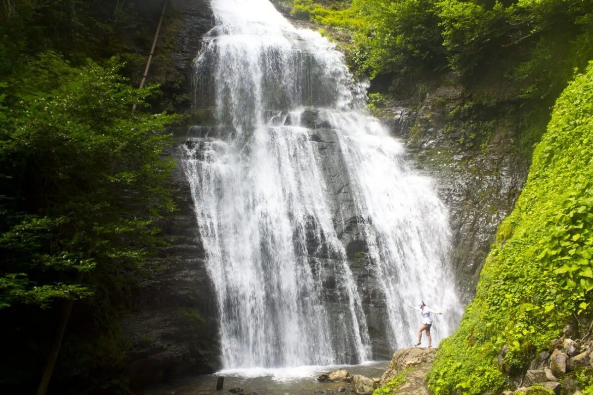 акармара абхазия водопад великан. водопад великан в абхазии. водопад золотоносец абхазия. ткуарчал абхазия водопады. водопад акармара абхазия.