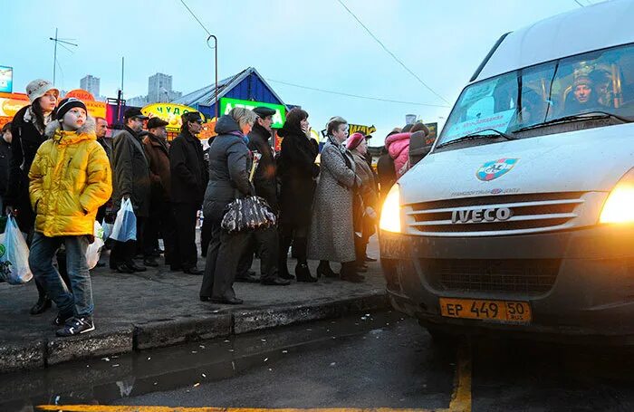 15 минут новостей. Очередь на маршрутку в Алексеевской роще. Очередь на маршрутку Балашиха. Очередь на автобус в Балашихе. Очередь на маршрутку в Москве.