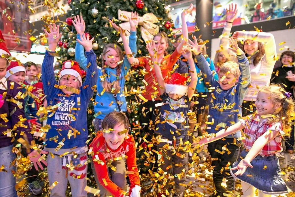 Новый год дети. Дети ждут деда мороза. Детский новый год на работе. Детский новый год на работе. Новогодний утренник.