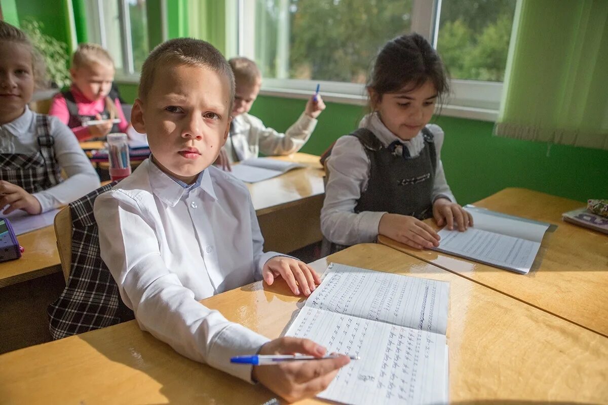 7 школа домашняя обучение. Школьники домашнее. младших школьников на школьную нагрузку. школа нагружает школьников. урок без отметок в школе.