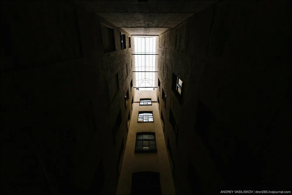 двор духов в санкт петербурге. двор духов в санкт петербурге. двор-колодец санкт-петербург 4 линия васильевского острова. двор духов васильевский остров 4-я линия. духов дворик на васильевском острове.