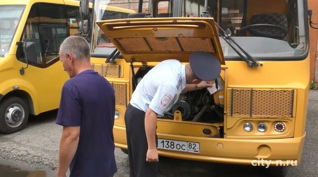 Школьный автобус. Водитель автобуса. Водитель маршрутки. Водитель школьного автобуса.