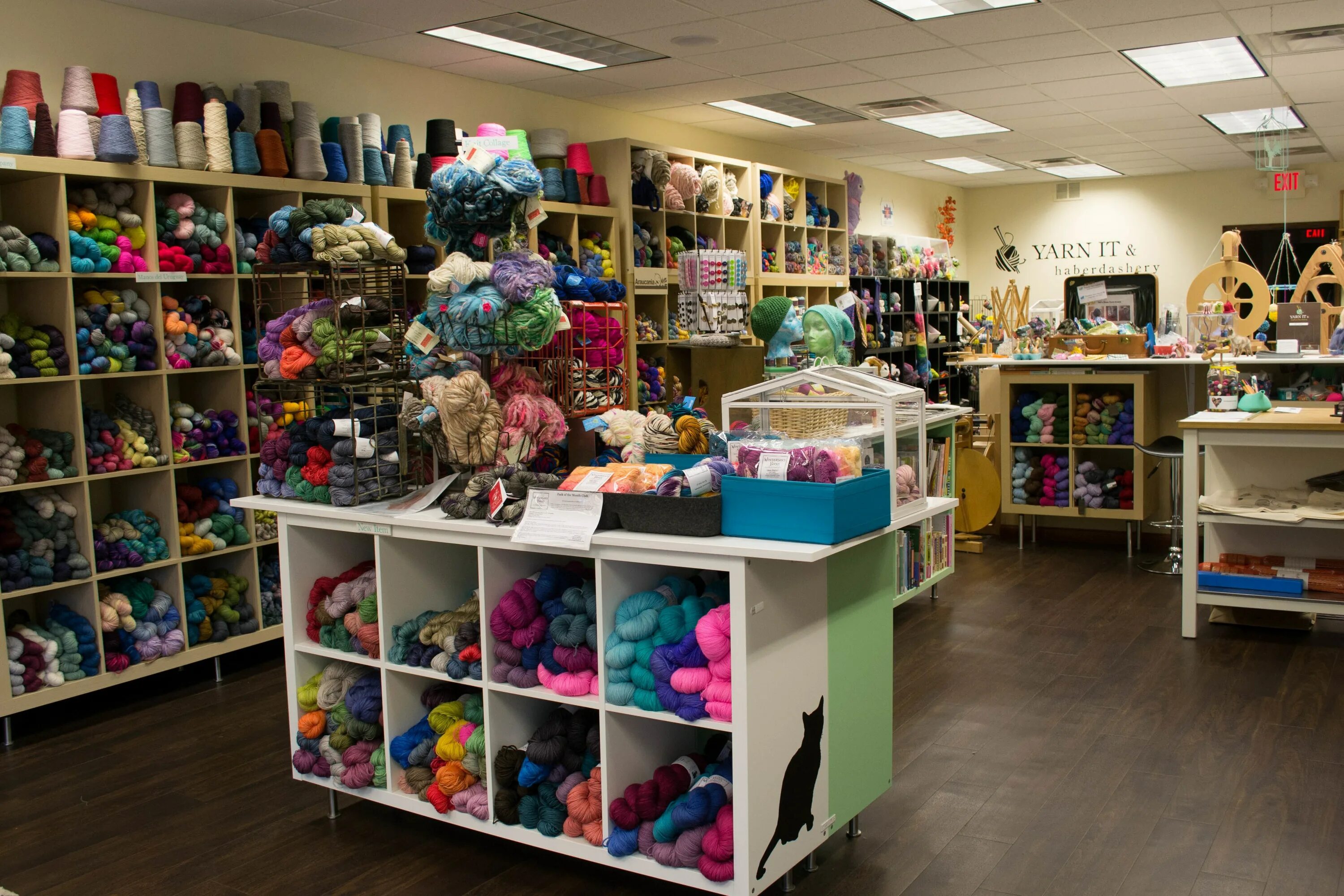 Colorful store. Шоу рум матрешка. Разноцветный гардероб. Конфетный магазин дилан лорен. Colorful store.