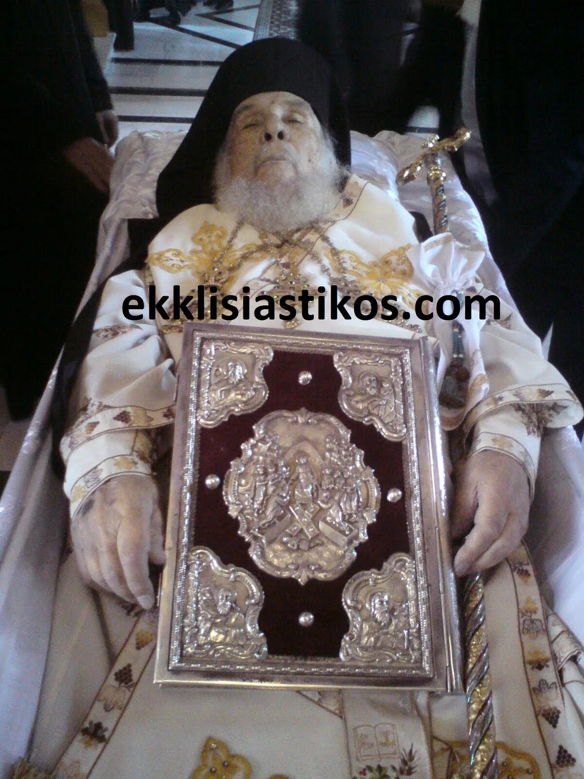 Похороны архиепископа хризостома. Почил что это означает. 7 день бог почил. Старец стефан карульский. И почил бог в день седьмой от дел своих.